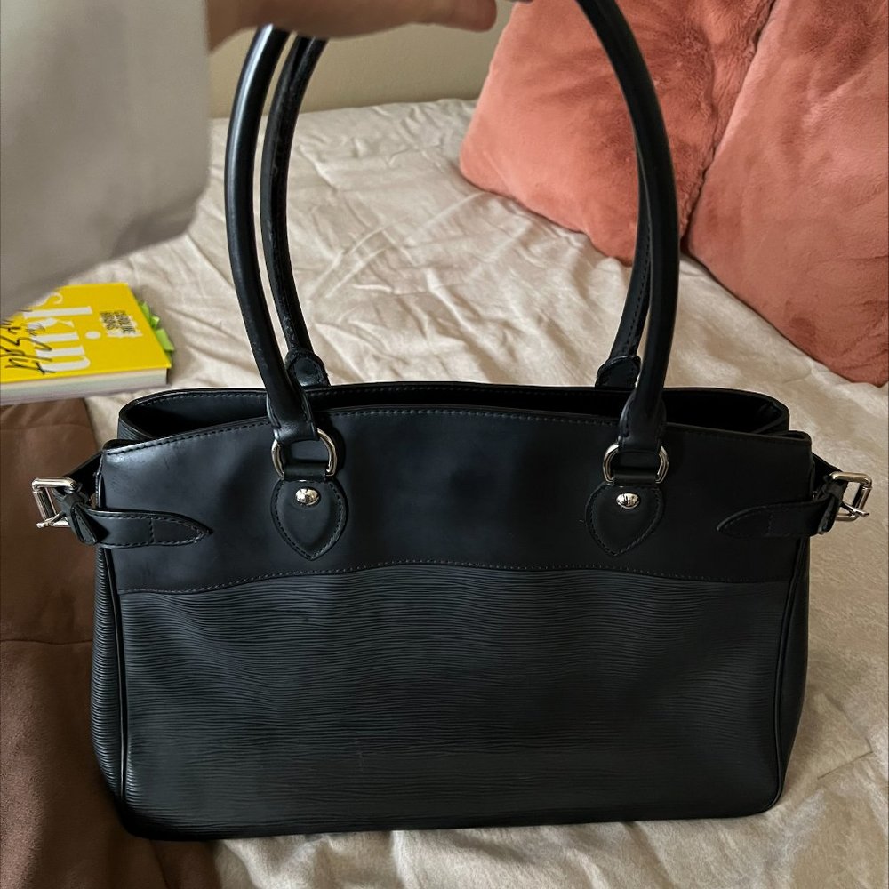 LV Black Epi Shoulder bag, great for travel